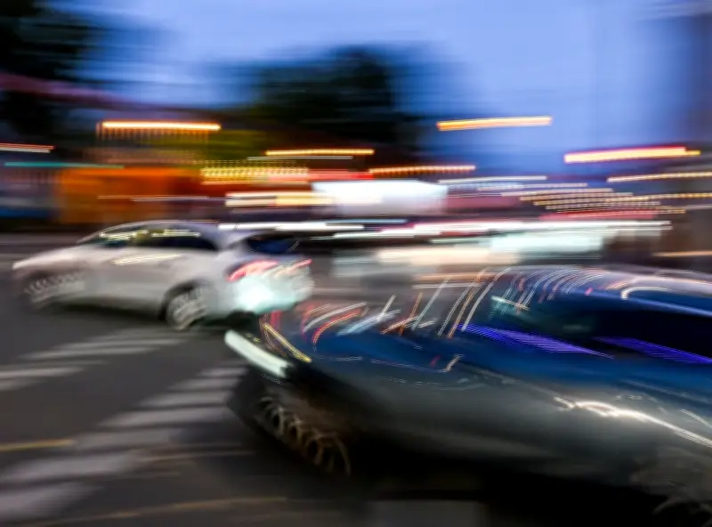 Spurwechsel-Unfall in der Stadt: Wer haftet bei Kollision? Gerichtsurteil klärt