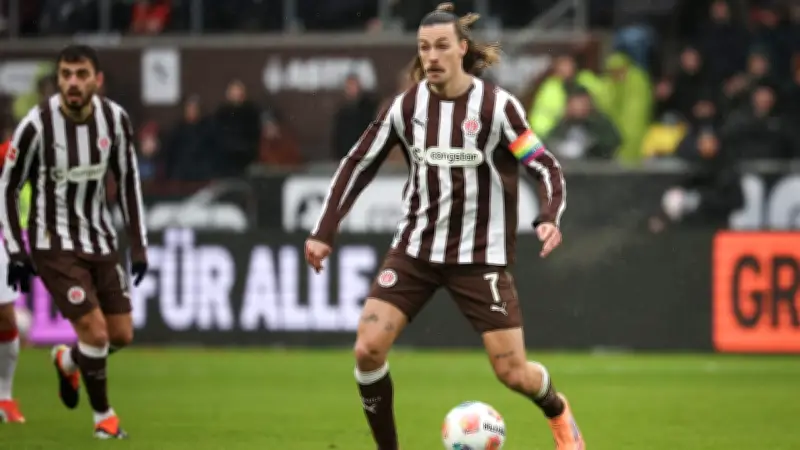 St. Paulis Kapitän Irvine: Kann er trotz Fußschmerzen gegen Leverkusen spielen?