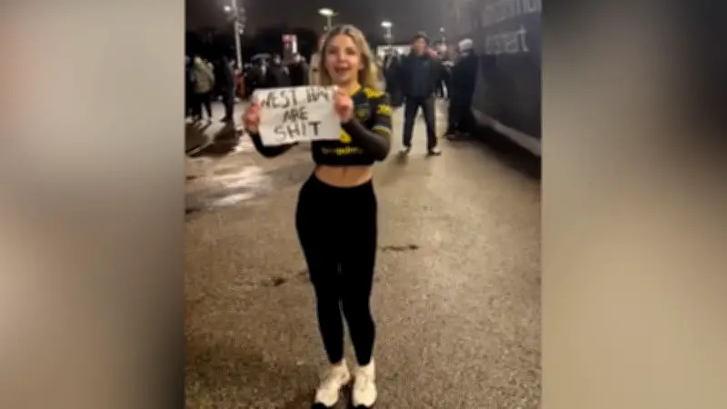 Stadion-Besuch wird zum Fiasko: Influencerin bereut beleidigendes Schild sofort