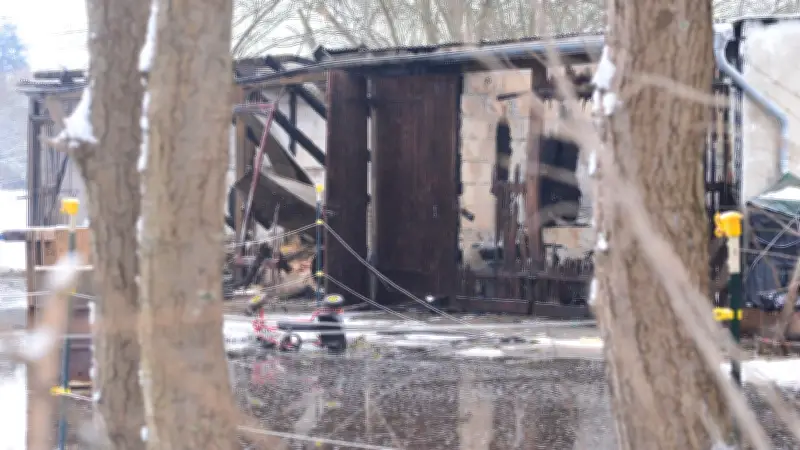 Stallbrand in Groß Neuleben: Polizei ermittelt wegen Brandstiftung nach 40.000 Euro Schaden