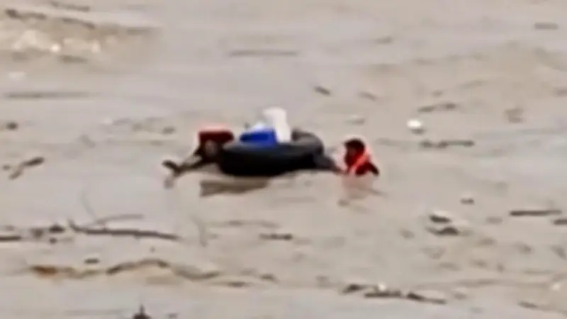 Starkregen auf Philippinen: Männer von Fluten mitgerissen - Dramatische Rettungsaktion