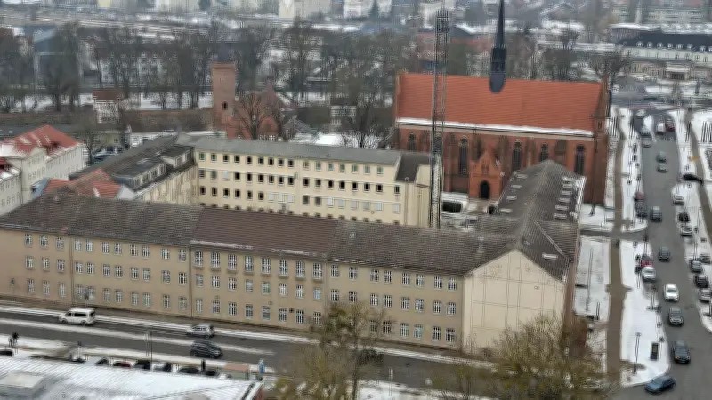 Steinwurf auf Polizeiauto: Land Mecklenburg-Vorpommern weigert sich, Schaden zu zahlen