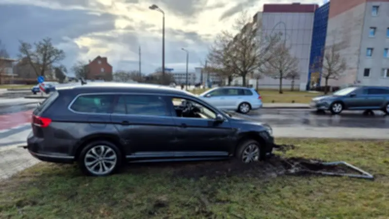 Stendal: Betrunkener Autofahrer mit 1,95 Promille kracht gegen Verkehrsschild