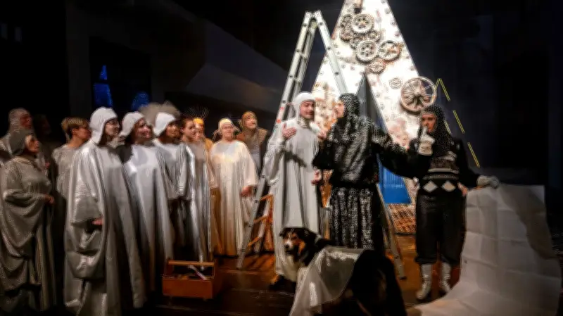 Sternenflüge mit Erdenschwere: Peschel beendet Schweriner Trilogie mit subtiler Theaterkritik