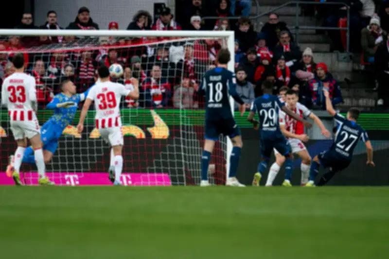 Stille im Kölner Stadion: Fan-Notfall überschattet Bundesliga-Spiel zwischen Köln und Hoffenheim