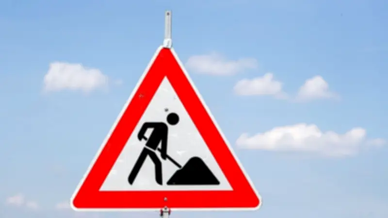 Straßensperrung in Neustrelitz: Bauarbeiten an Stromkabeln führen zu Verkehrseinschränkungen