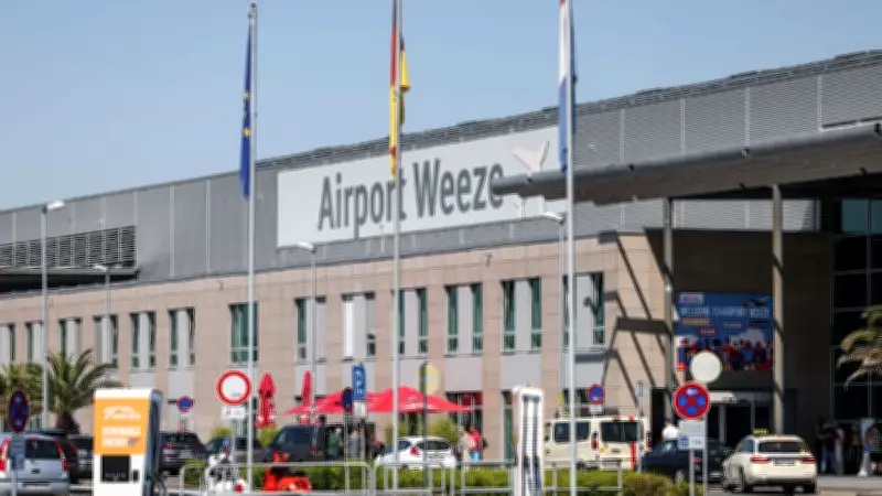 Straftäter fliegt nicht nach Marokko: Haftbefehl führt zu Verhaftung am Flughafen Weeze