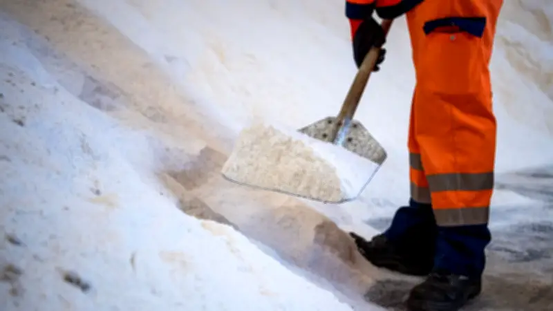 Streusalzverbot in Anklam: Privatpersonen müssen wieder auf Alternativen setzen