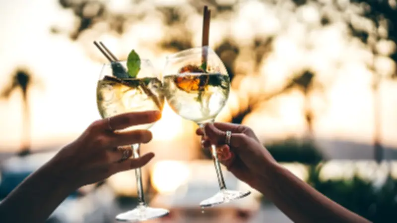 Studie enthüllt: Alkohol verändert Gehirnvernetzung bereits nach 30 Minuten