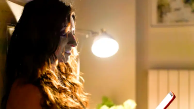 Studie enthüllt: Falsches Abendlicht kann Melatonin-Ausschüttung um bis zu 12 Prozent reduzieren