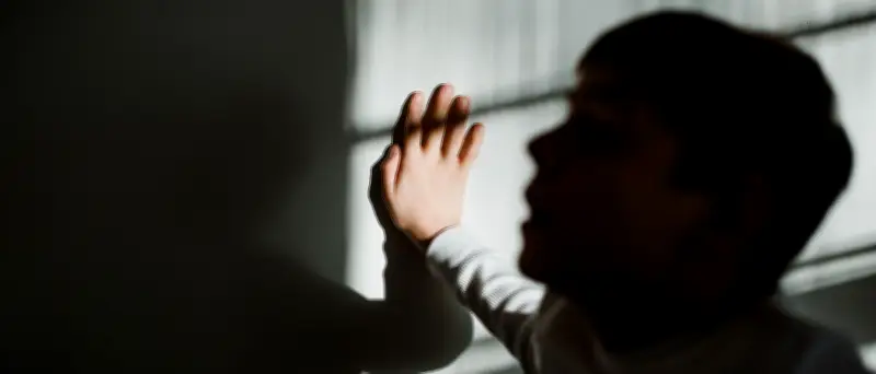 Studie enthüllt: Jedes zweite Kind in Deutschland erlebte Gewalt – die erschütternden Fakten