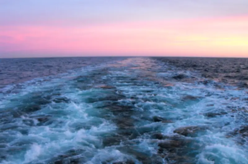 Studie enthüllt: Kielwasser großer Schiffe verursacht massive Erosion in der Ostsee