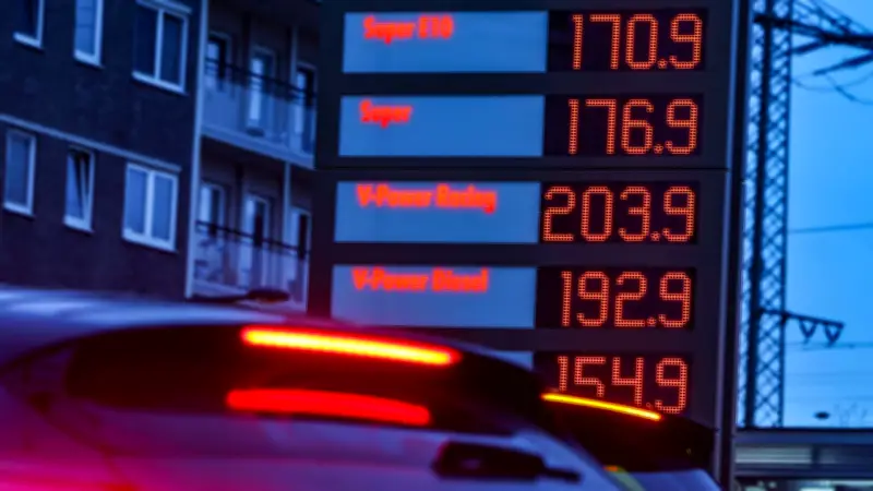 Studie enthüllt: Spritpreise um 6-7 Cent überhöht - CO₂-Abgabe nicht allein verantwortlich