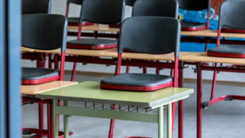 Stuhl aus Schulfenster geworfen: Polizei sucht nach fast getroffener Passantin in Nürnberg