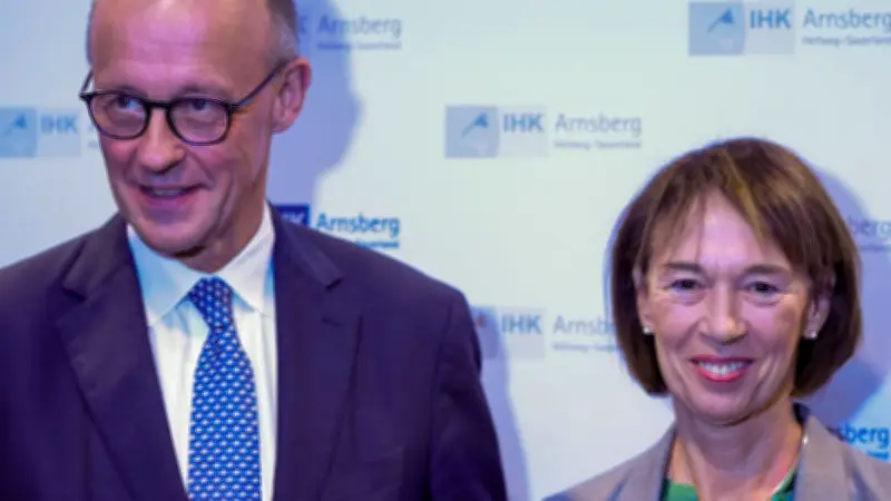 Sturz bei Radtour: Kanzlergattin Charlotte Merz nach Krankenhausaufenthalt entlassen