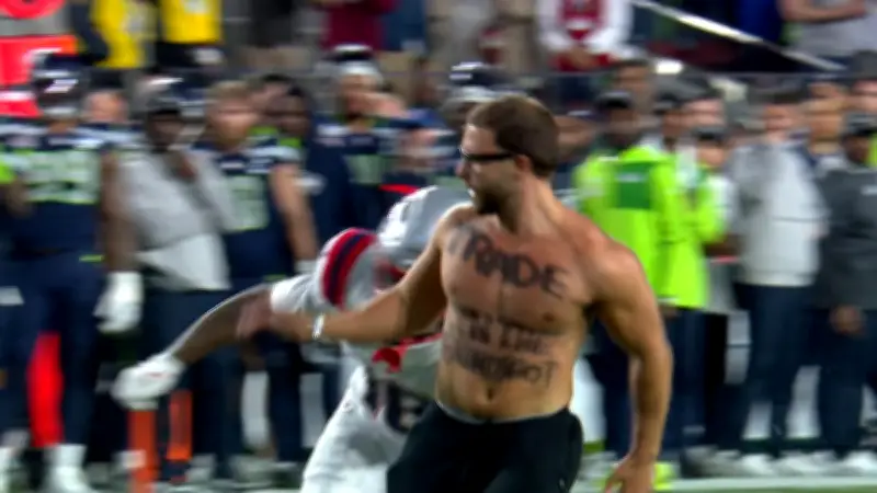 Super Bowl 2026: Nackter Flitzer stürmt Spielfeld – Spieler stoppt ihn