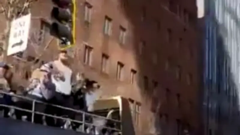 Super-Bowl-Parade mit Unfall: NFL-Star rammt Kopf gegen Verkehrsampel