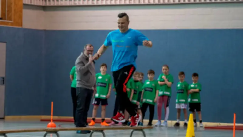 Sven Malkrab entdeckt eigene Urkunde von 1988 und feiert 5. Staffelspiele-Jubiläum in Boizenburg