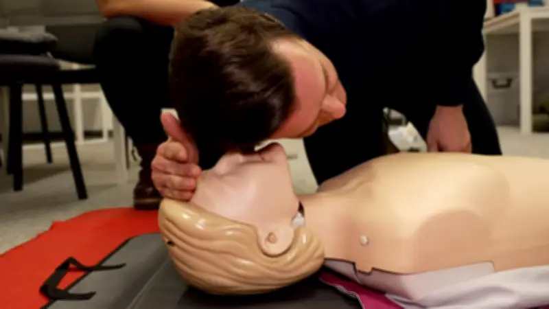 Tag des Notrufs: Intensivkrankenschwester erklärt lebensrettende Erste-Hilfe-Maßnahmen