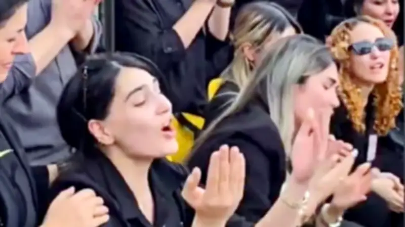 Tanz der Hoffnung: Iraner verwandeln Trauerfeiern in laute Proteste gegen das Regime