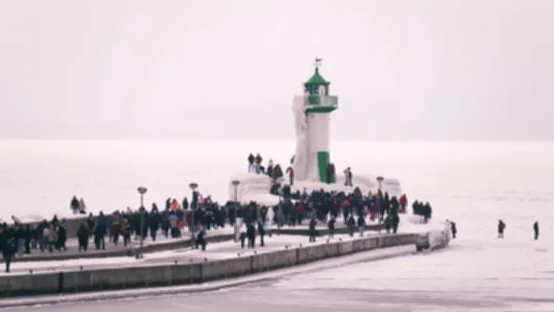 Tausende bei eisigem Naturspektakel auf Rügen – Polizei sperrt Mole wegen Lebensgefahr