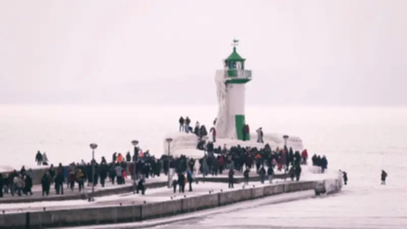Tausende pilgern zu gefrorener Ostsee auf Rügen - Polizei sperrt Mole in Sassnitz