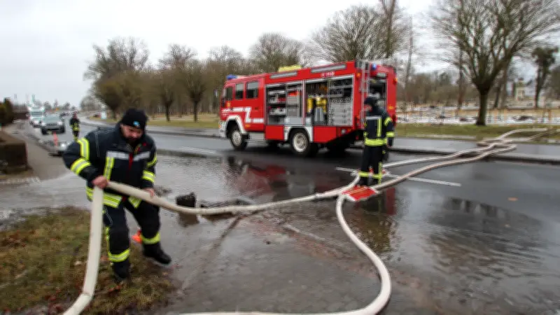 Tauwetter-Flut in Mecklenburgs Schweiz: Feuerwehr kämpft gegen Wassermassen in Remplin und Wendischhagen