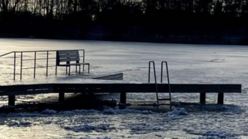 Tauwetter offenbart Eis-Schäden an neuer Ypsilon-Steganlage am Ivenacker See