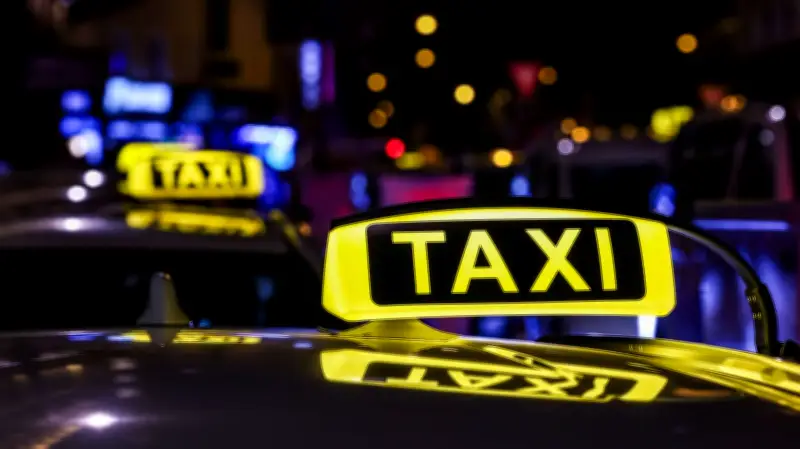 Taxi-Fahrt von Berlin nach Zörbig endet mit Fahrpreis-Betrug: Polizei sucht Unbekannten