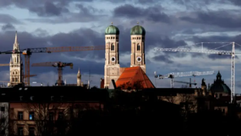 Tödlicher Angriff nach Fußballspiel: Kampfsportler (21) schlägt Mann (45) vor Münchner Kneipe tot