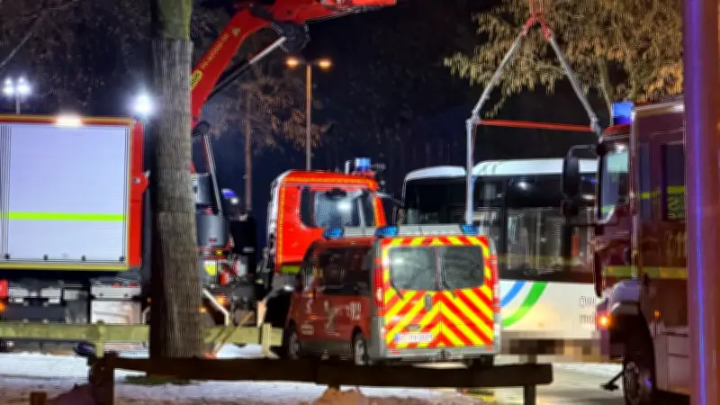 Tödlicher Busunfall in Steinhagen: Frau (47) stirbt, Mann (30) schwer verletzt