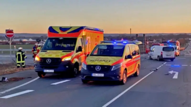 Tödlicher Motorradunfall bei Hoym: 20-Jähriger stirbt nach Kollision mit Transporter