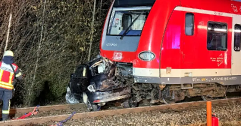 Tödlicher S-Bahn-Unfall in Bayern: Frau stirbt an unbeschranktem Bahnübergang