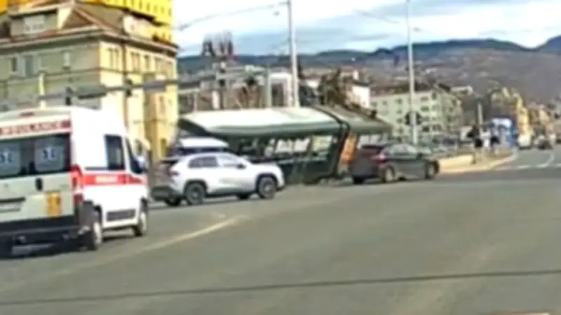 Tödlicher Straßenbahn-Unfall in Sarajevo: Ein Toter nach Entgleisung im Stadtzentrum