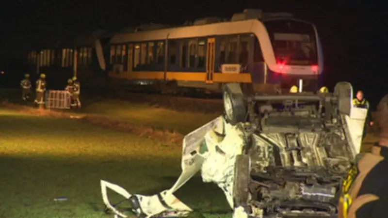 Tödlicher Unfall an unbeschranktem Bahnübergang in Alpen: 18-Jähriger von Zug erfasst