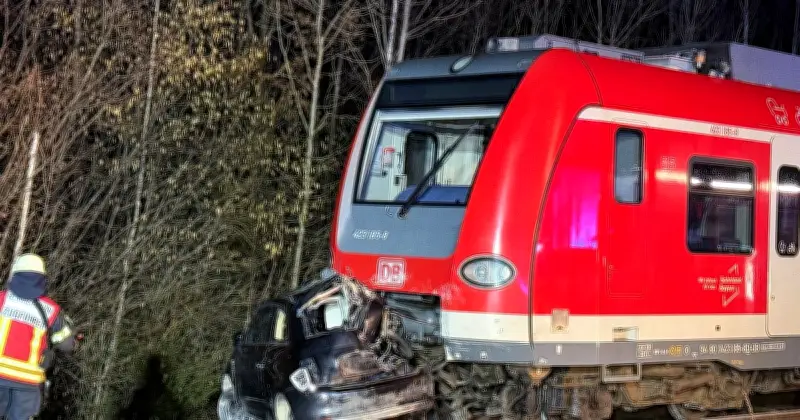 Tödlicher Unfall an unbeschranktem Bahnübergang: S-Bahn erfasst Kleinwagen trotz Notbremsung