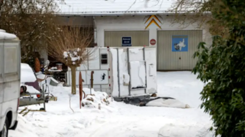 Tödlicher Unfall in Dassendorf: Mann von umgekipptem Wohnwagen erschlagen