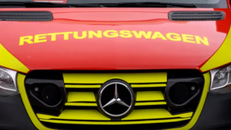 Tödlicher Verkehrsunfall bei Halle: 43-Jähriger prallt auf L141 gegen Baum