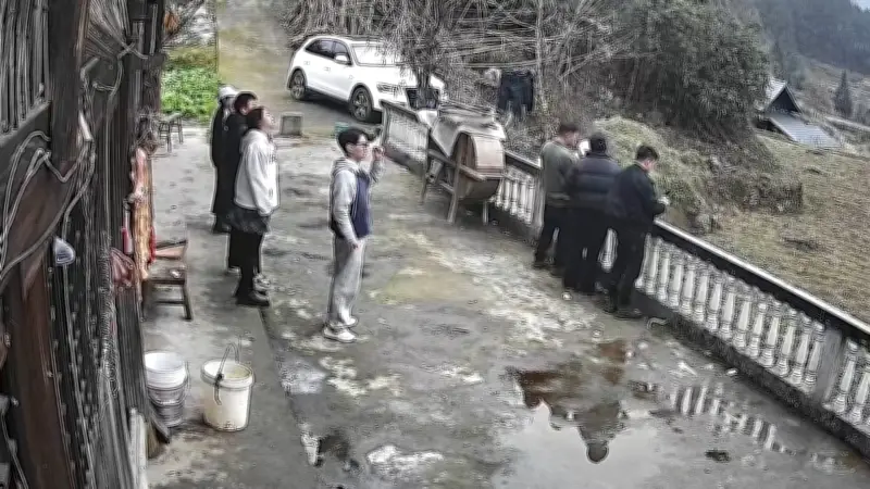 Terrassen-Drama in China: Freunde stürzen in die Tiefe, bleiben aber unversehrt