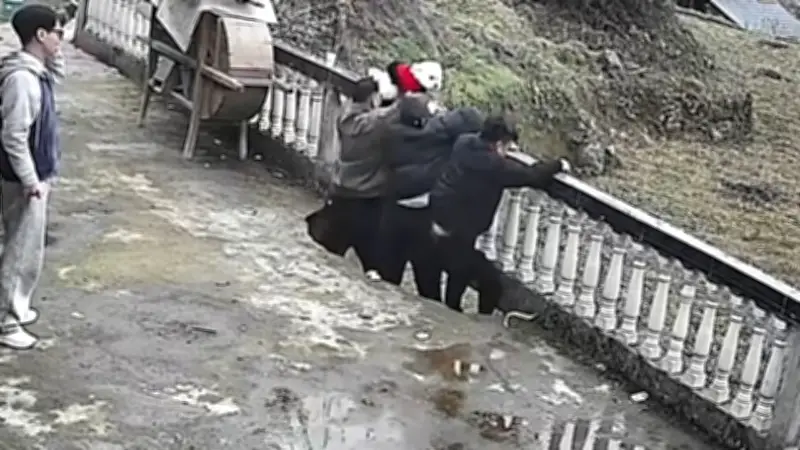 Terrassen-Einsturz in China: Drei Freunde stürzen in die Tiefe