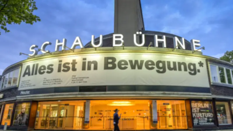 Theater-Zwischenfall in Berlin: Zuschauerin bei Shakespeare-Aufführung durch Degen verletzt