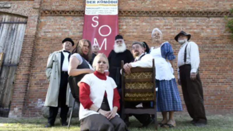 Theatergruppe 'Die Unsichtbaren' probt Märchenkomödie 'Der nackte Kaiser' für Sommerpremiere