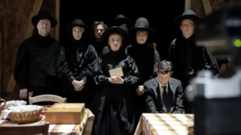 Theaterpremiere in Bochum eskaliert: Zuschauer stürmen Bühne und attackieren Schauspieler