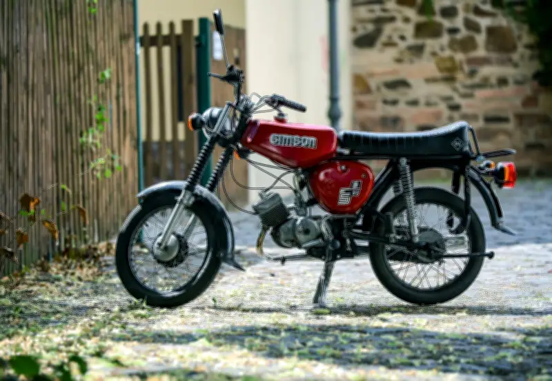 Theaterprojekt in Suhl erforscht ostdeutsche Identität durch Simson-Moped-Geschichte