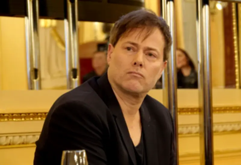 Theaterprozess in Hamburg: Milo Rau inszeniert AfD-Verbotsdebatte als juristische Bühnenuntersuchung