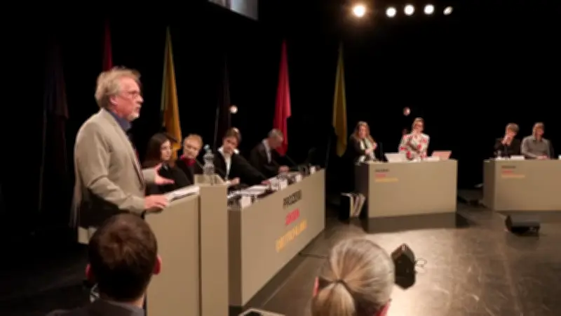 Theaterprozess in Hamburg: Sollte die AfD verboten werden? Experten debattieren