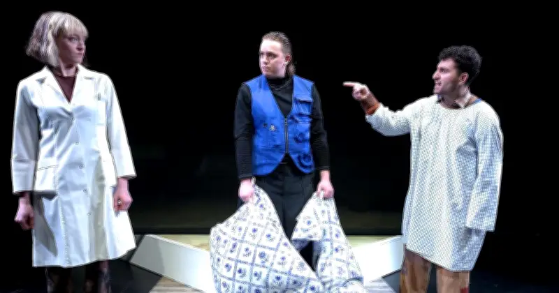 Theaterstück 'Fischer Fritz': Sprachakrobatik trifft auf Pflegedrama im Volkstheater