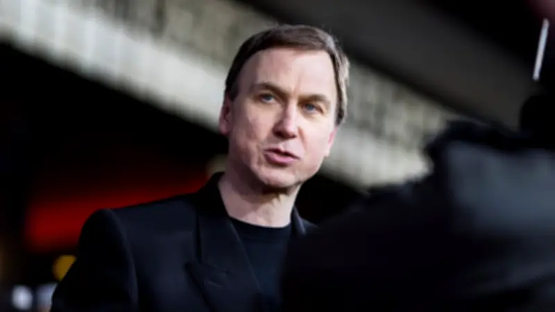 Theaterunfall in Berlin: Lars Eidinger verletzt Zuschauerin mit Degen bei Richard III.