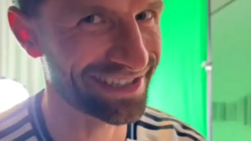 Thomas Müller entfacht Sprüche-Feuerwerk: Flachwitze und Fußball-Humor