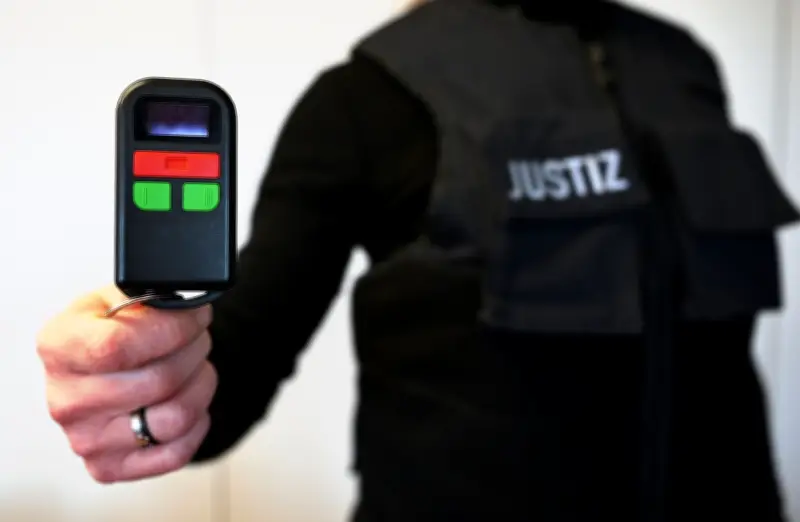 Thüringen erhöht Schutz für Gerichtsvollzieher: Tonaufnahmen und Pfefferspray bei riskanten Einsätzen